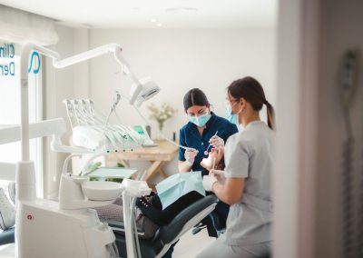 realizando-un-tratamiento-dental